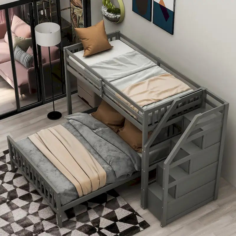 Houten hoogslaper voor een eenpersoonsbed boven een tweepersoonsbed, met trap, hoge veiligheidshekken en ladder