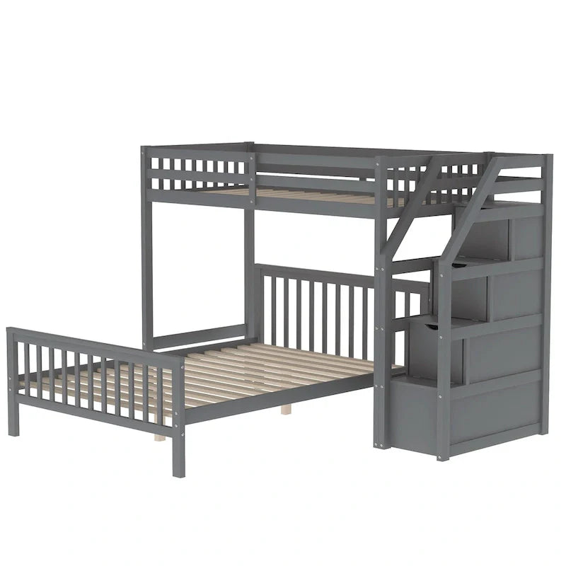 Houten hoogslaper voor een eenpersoonsbed boven een tweepersoonsbed, met trap, hoge veiligheidshekken en ladder
