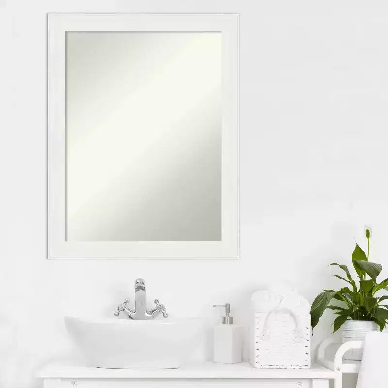 Specchio da parete stretto per bagno da 22"x28" con cornice in polistirene, non smussato, bianco, include hardware di montaggio