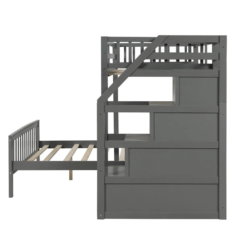 Houten hoogslaper voor een eenpersoonsbed boven een tweepersoonsbed, met trap, hoge veiligheidshekken en ladder
