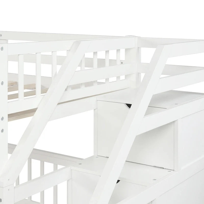 Houten hoogslaper voor een eenpersoonsbed boven een tweepersoonsbed, met trap, hoge veiligheidshekken en ladder