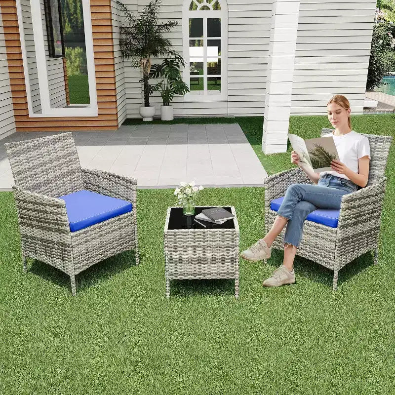 Set da Patio per Esterni, 2 Sedie in Rattan PE con Tavolino in Vetro e Cuscini Spessi per Balcone Piscina Portico Giardino