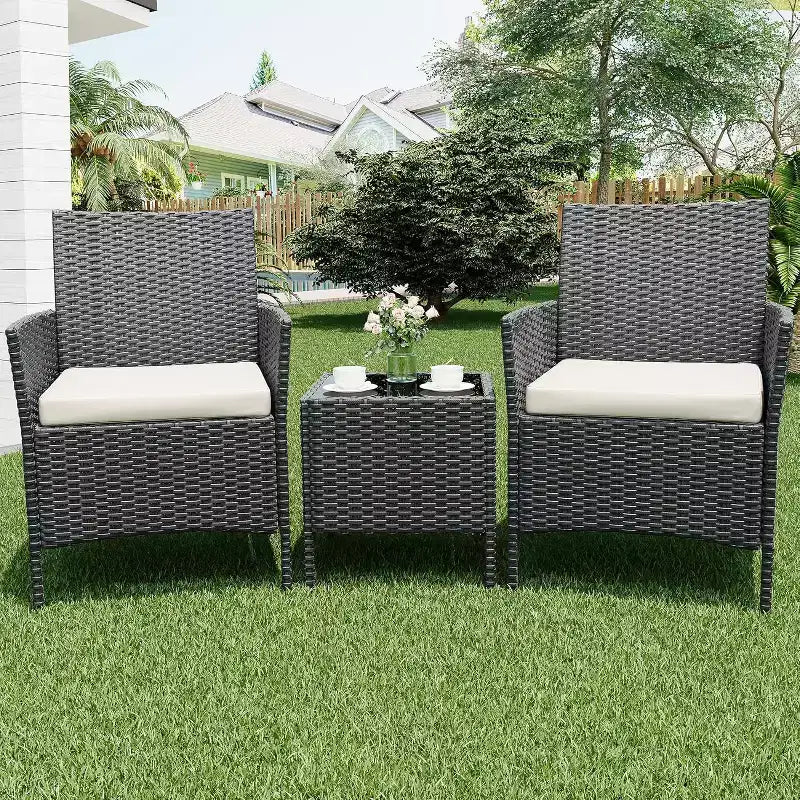Set da Patio per Esterni, 2 Sedie in Rattan PE con Tavolino in Vetro e Cuscini Spessi per Balcone Piscina Portico Giardino
