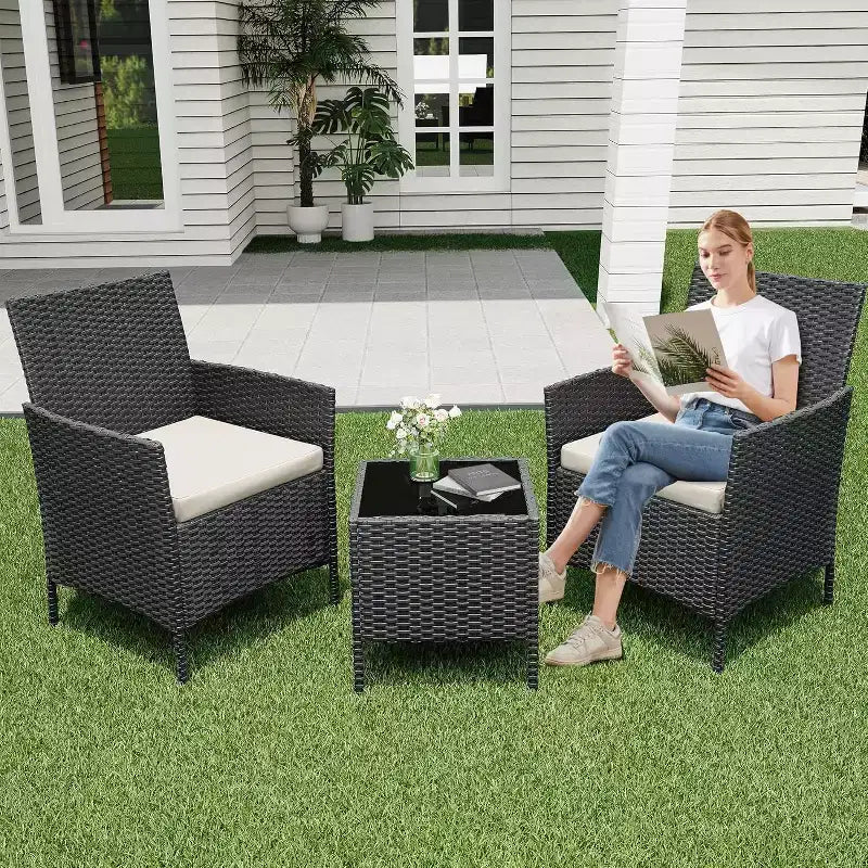 Set da Patio per Esterni, 2 Sedie in Rattan PE con Tavolino in Vetro e Cuscini Spessi per Balcone Piscina Portico Giardino
