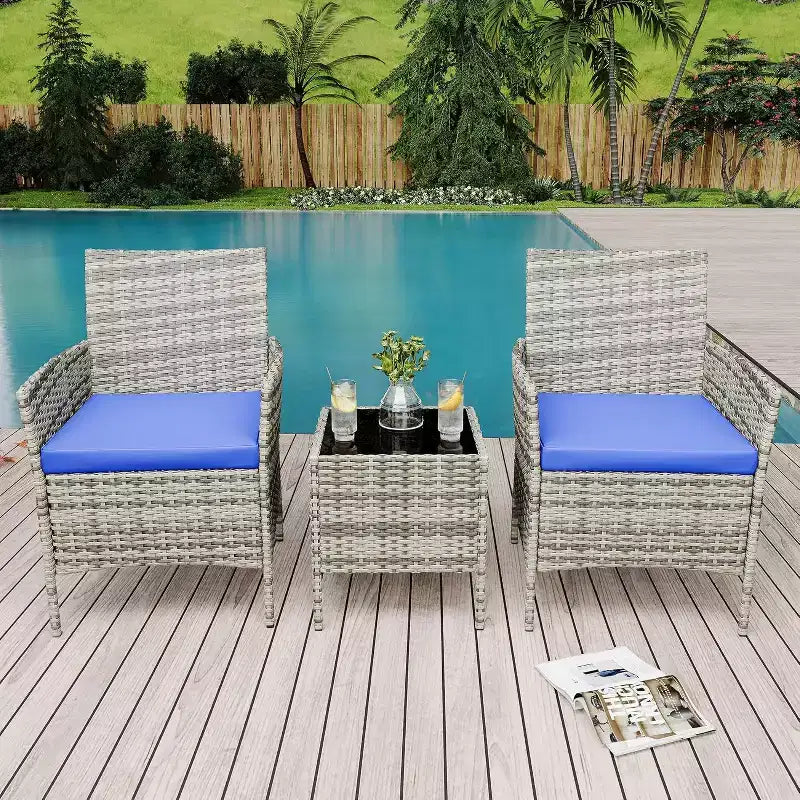 Set da Patio per Esterni, 2 Sedie in Rattan PE con Tavolino in Vetro e Cuscini Spessi per Balcone Piscina Portico Giardino