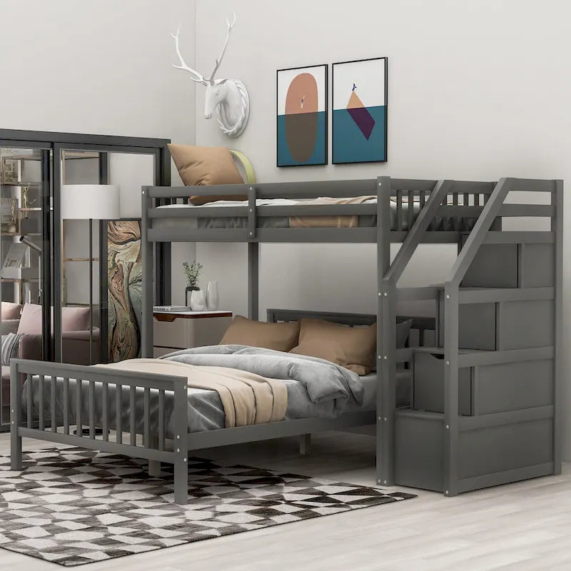 Houten hoogslaper voor een eenpersoonsbed boven een tweepersoonsbed, met trap, hoge veiligheidshekken en ladder