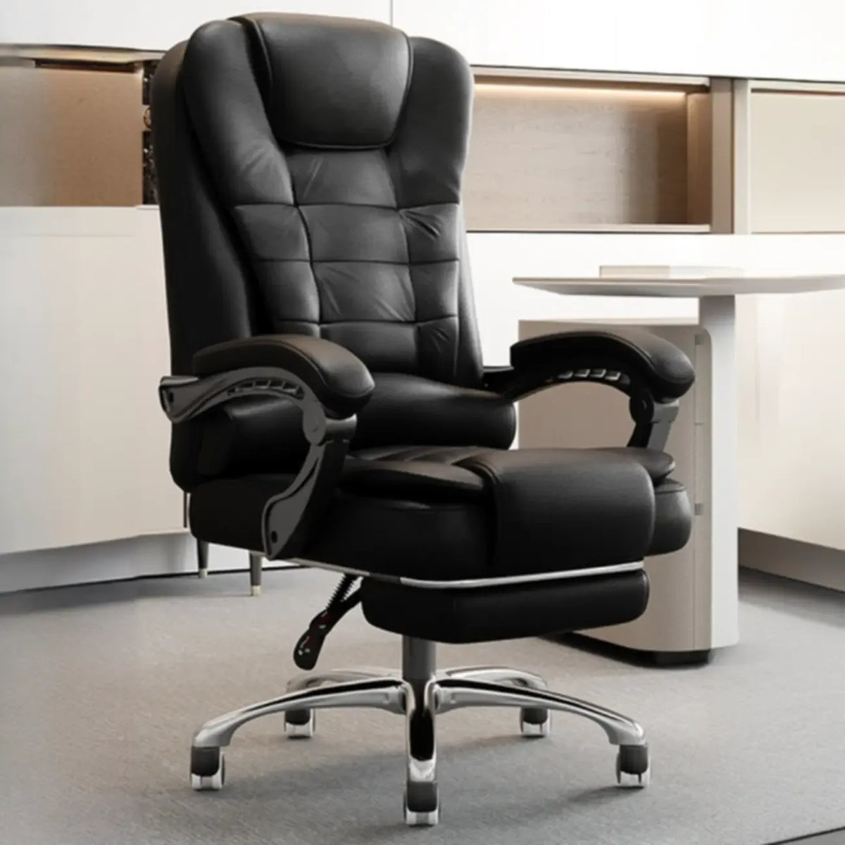 Sedia da ufficio ergonomica girevole in pelle nera con poggiapiedi