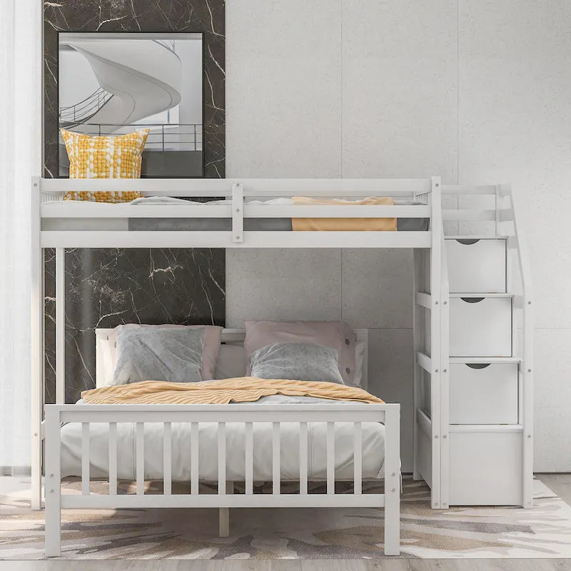 Houten hoogslaper voor een eenpersoonsbed boven een tweepersoonsbed, met trap, hoge veiligheidshekken en ladder