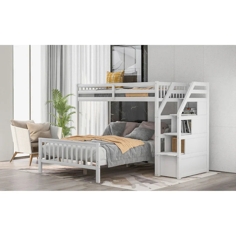 Houten hoogslaper voor een eenpersoonsbed boven een tweepersoonsbed, met trap, hoge veiligheidshekken en ladder