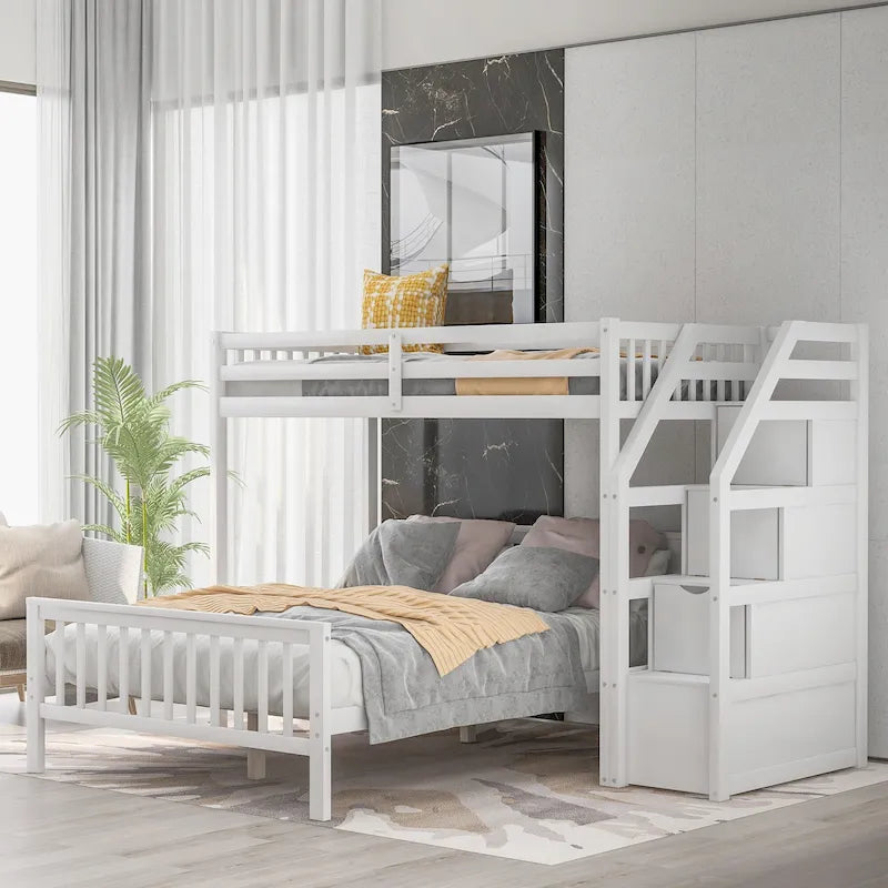 Houten hoogslaper voor een eenpersoonsbed boven een tweepersoonsbed, met trap, hoge veiligheidshekken en ladder