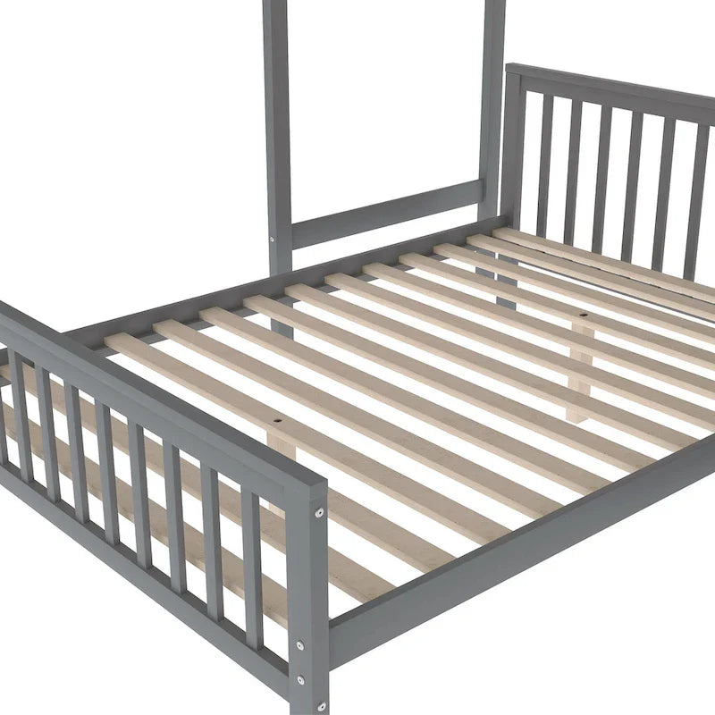 Houten hoogslaper voor een eenpersoonsbed boven een tweepersoonsbed, met trap, hoge veiligheidshekken en ladder