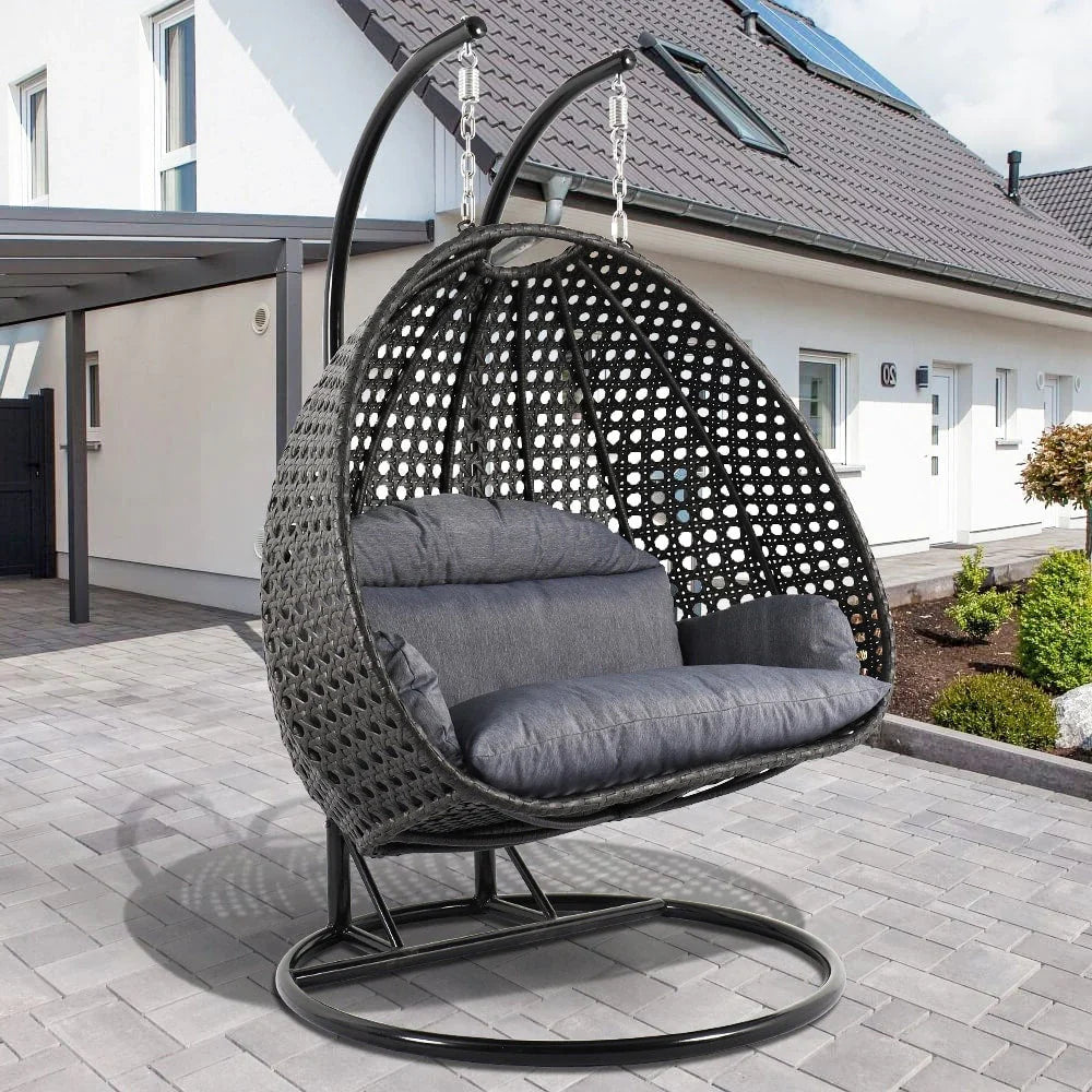 Poltrona sospesa a uovo LeisureMod per 2 persone con supporto - Altalena da patio in rattan intrecciato per esterni/interni, chaise longue con cuscini
