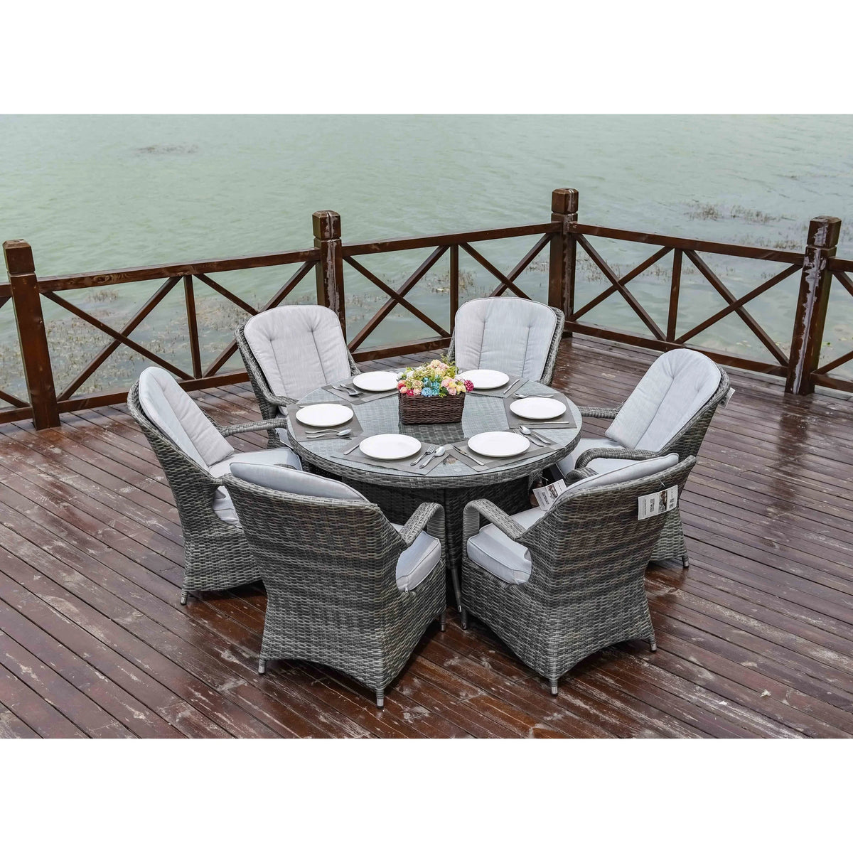 Set da pranzo rotondo da esterno in rattan intrecciato da 7 pezzi con cuscini di Moda Furnishings