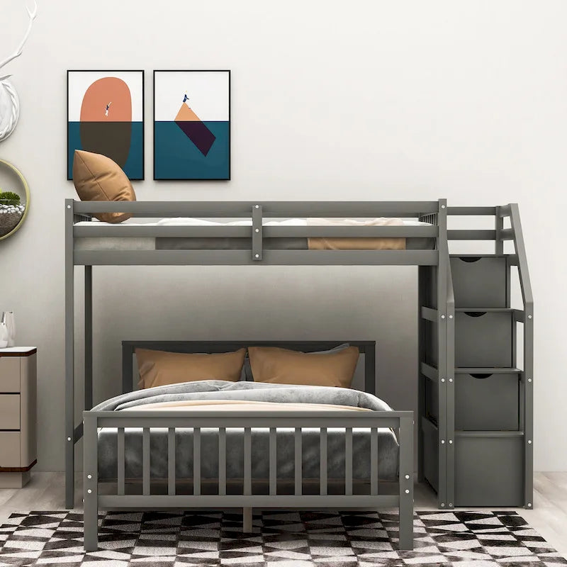 Houten hoogslaper voor een eenpersoonsbed boven een tweepersoonsbed, met trap, hoge veiligheidshekken en ladder