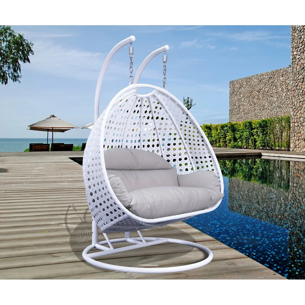 Poltrona sospesa a uovo LeisureMod per 2 persone con supporto - Altalena da patio in rattan intrecciato per esterni/interni, chaise longue con cuscini