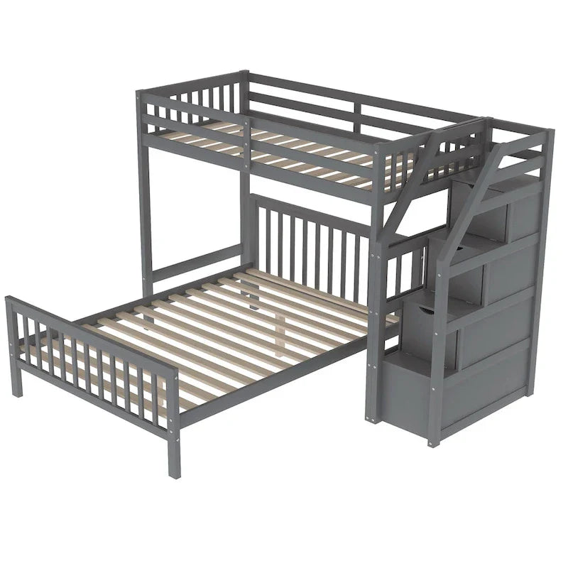 Houten hoogslaper voor een eenpersoonsbed boven een tweepersoonsbed, met trap, hoge veiligheidshekken en ladder