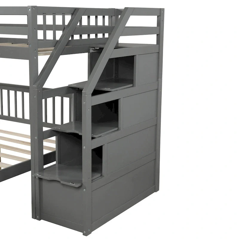 Houten hoogslaper voor een eenpersoonsbed boven een tweepersoonsbed, met trap, hoge veiligheidshekken en ladder