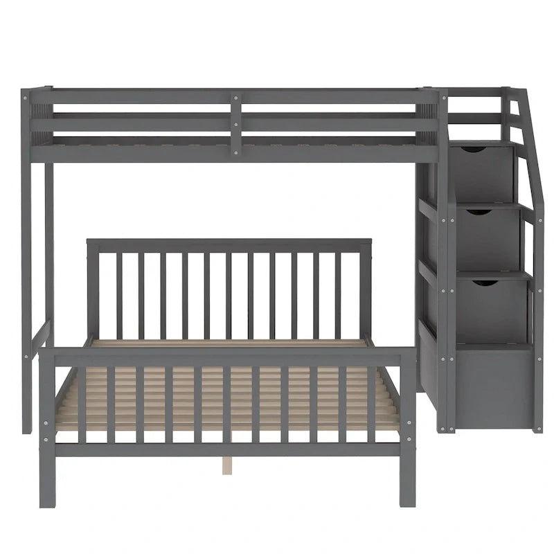 Houten hoogslaper voor een eenpersoonsbed boven een tweepersoonsbed, met trap, hoge veiligheidshekken en ladder