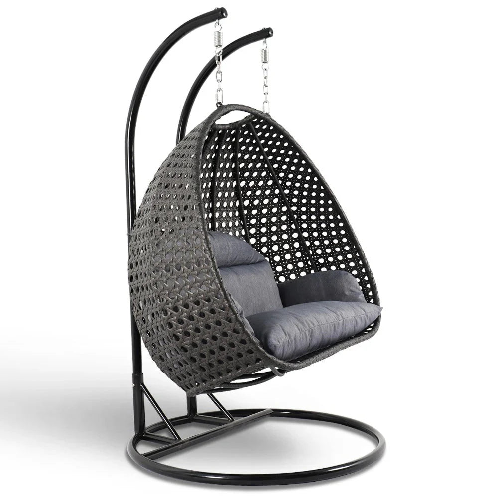 Poltrona sospesa a uovo LeisureMod per 2 persone con supporto - Altalena da patio in rattan intrecciato per esterni/interni, chaise longue con cuscini