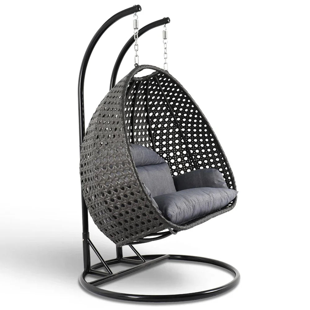 Poltrona sospesa a uovo LeisureMod per 2 persone con supporto - Altalena da patio in rattan intrecciato per esterni/interni, chaise longue con cuscini