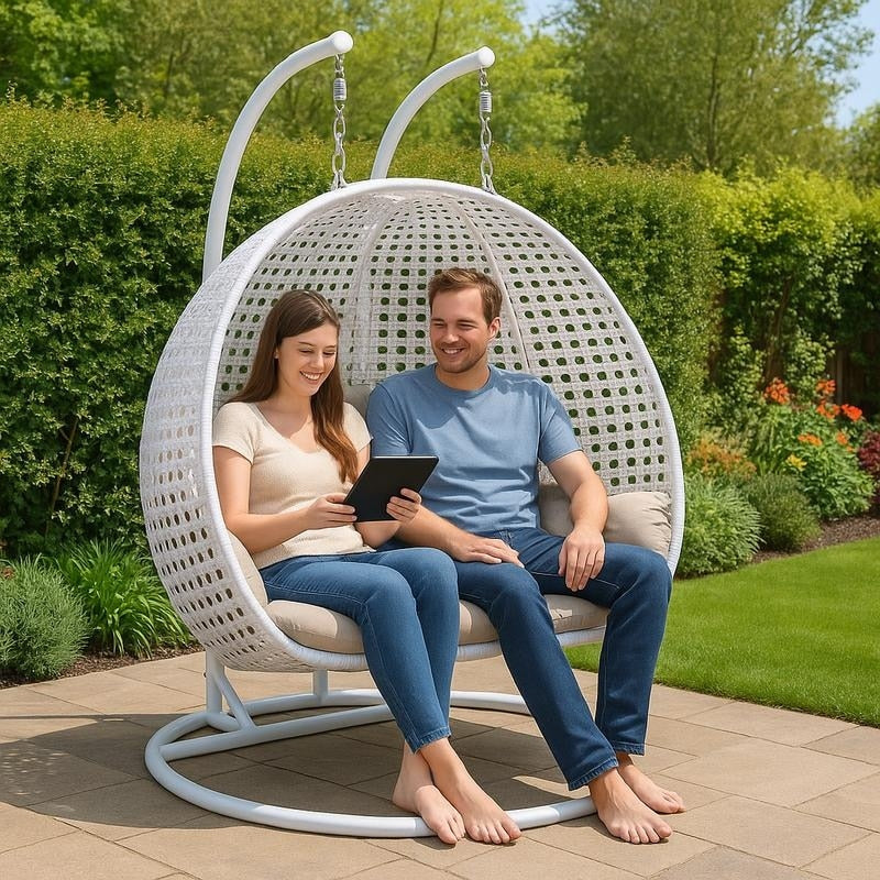 Poltrona sospesa a uovo LeisureMod per 2 persone con supporto - Altalena da patio in rattan intrecciato per esterni/interni, chaise longue con cuscini