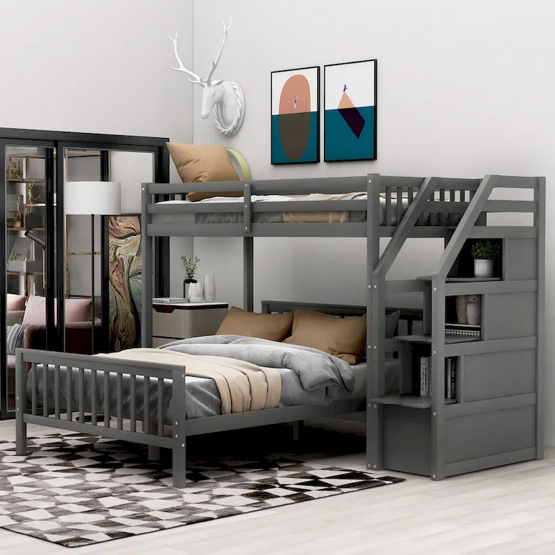 Houten hoogslaper voor een eenpersoonsbed boven een tweepersoonsbed, met trap, hoge veiligheidshekken en ladder